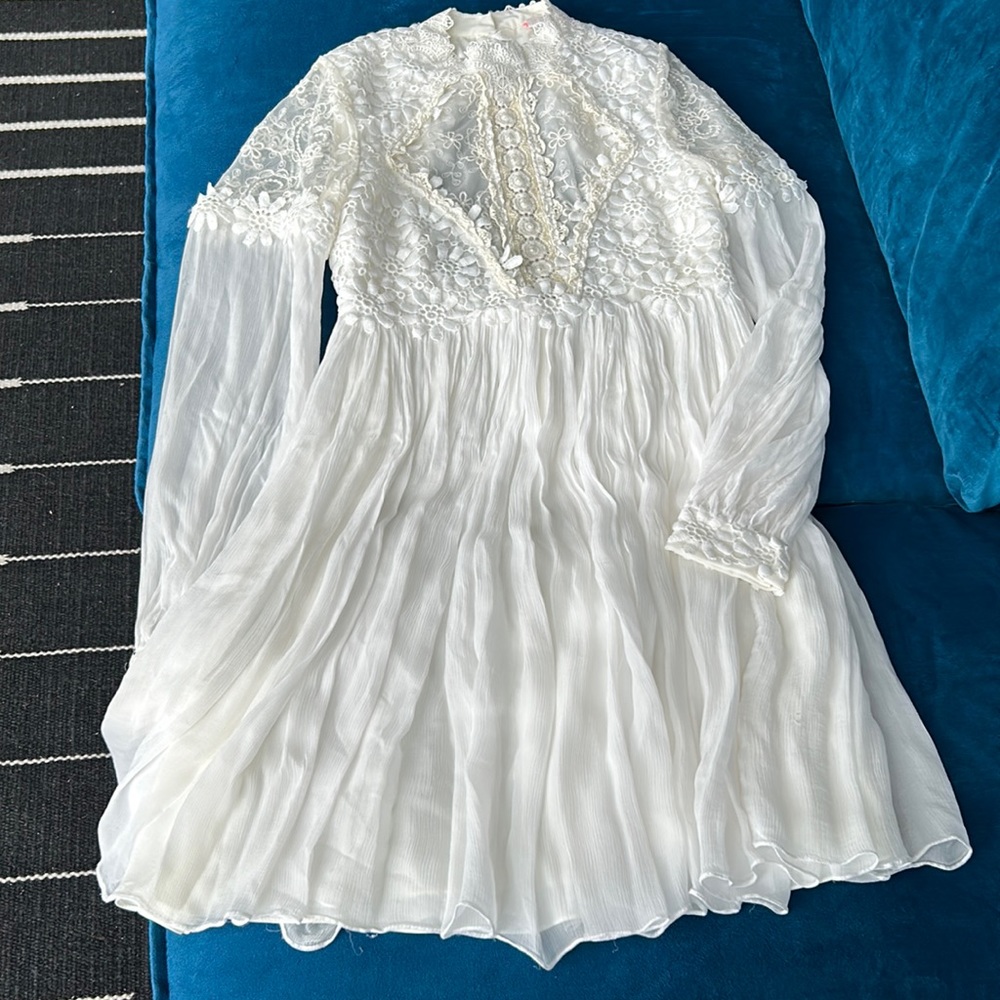 Free People Size Small white dress. Beautiful detailing and open back.